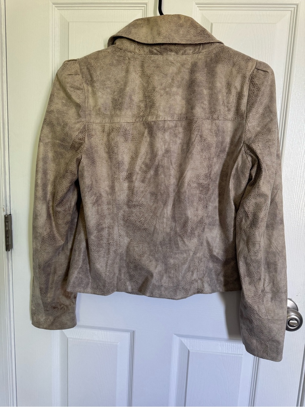 Women’s Ruffle Front Jacket - Picture 3 of 6